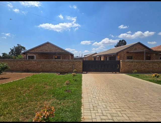 3 BEDROOM HOUSE FOR SALE IN GREENHILLS EXT 3